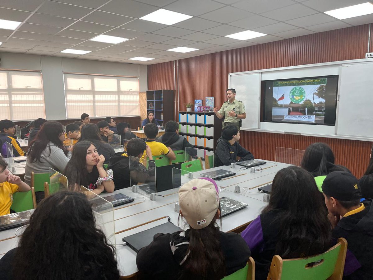 Carabineros de la 2da. Comisaría de Mulchén, #MICC, realizó una charla en los cursos de séptimo y octavo año del colegio Umbrales Alba de #Mulchén, relacionada con la Ley de Responsabilidad Penal Adolescente. La educación es un factor fundamental en la prevención.