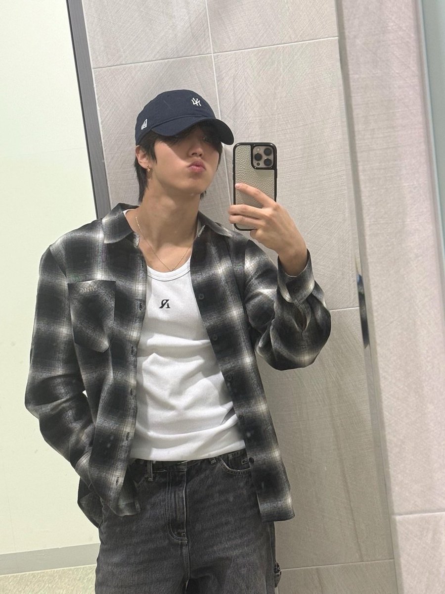 lqlO27E_1's tweet photo. 미친 기본카메라 써보았대
동생이 쓰라고 하니까 왜지? 하면서도 자아없이 써보는 남자 존나 호감ㅋㅋㅋㅋㅋㅋㅋㅋㅋㅋㅋㅋㅋㅋㅋㅋㅋㅋㅋㅋㅋㅋㅋㅋㅋㅋㅋㅋㅋㅋㅋ https://t.co/ctAO18uH6G