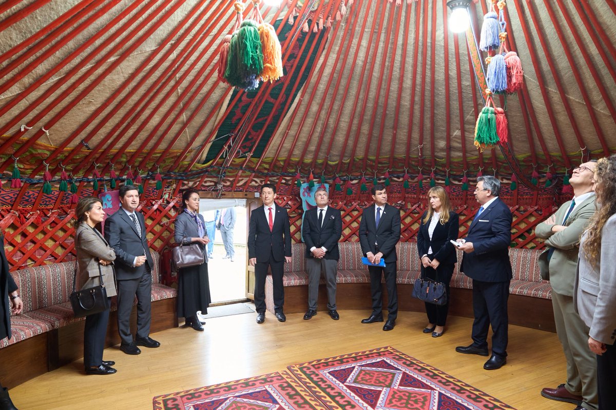 Bugün, kardeşlik bağlarımızı güçlendirmek ve kültürel iş birliğimizi geliştirmek amacıyla, Türki Cumhuriyetlerin İstanbul'daki diplomatik temsilcileriyle Topkapı Türk Dünyası Kültür Mahallesi’nde bir araya geldik. İBB Dış İlişkiler Dairesi Başkanlığımız ve Kültür AŞ  tarafından