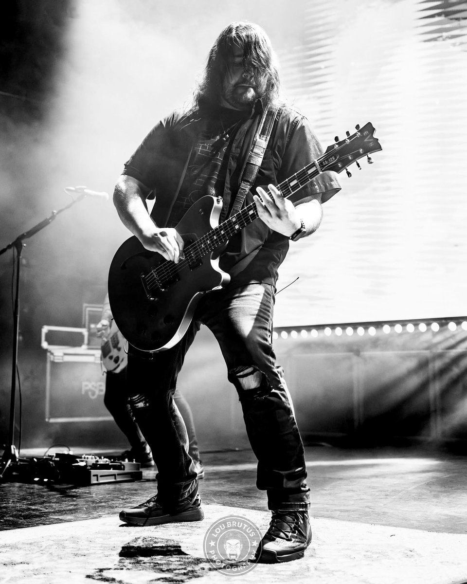 LouBrutus's tweet image. Wolf Van Halen of @MammothWVH will join me as Special Guest tonight on @HardDriveRadio XL. Here’s a shot of him from last week on The End Tour. The album “The End” is one of my picks for best record of the year in 2025. #wolfvanhalen #vanhalen #mammoth #mammothwvh