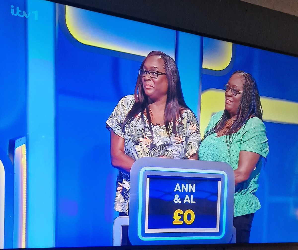 fourleafclovr's tweet image. Lingo, how unfortunate, you havent put the twins names in alphabetical order. Should have been Al &amp;amp; Anna
Never mind, l&apos;m sure production thought the names would look perfect as they are 😂😂 #lingo #itv1 #AdilRay #twinsisters