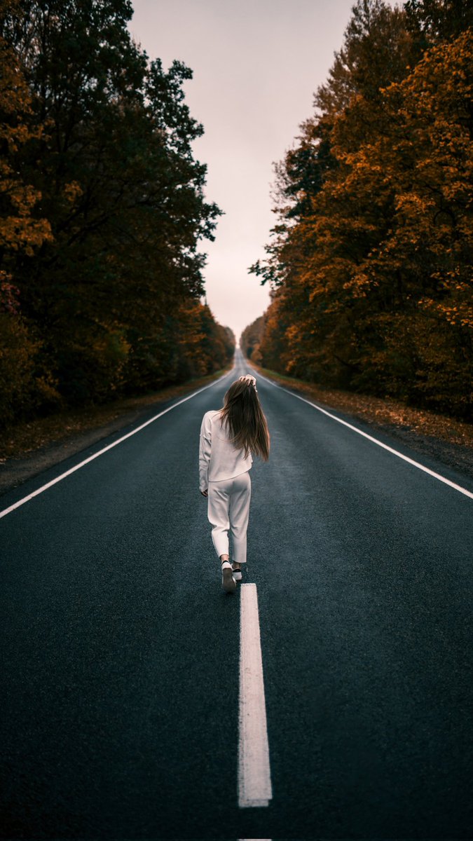 Περπατάω αργά
Ο αέρας με φυσάει
Σε ζητάω αλλά
Μακριά σου με κρατάει
Περπατάω αργά
Κάθε βήμα για να νιώσω
Σε ζητάω αλλά
Δε θα με ξανά προδώσω