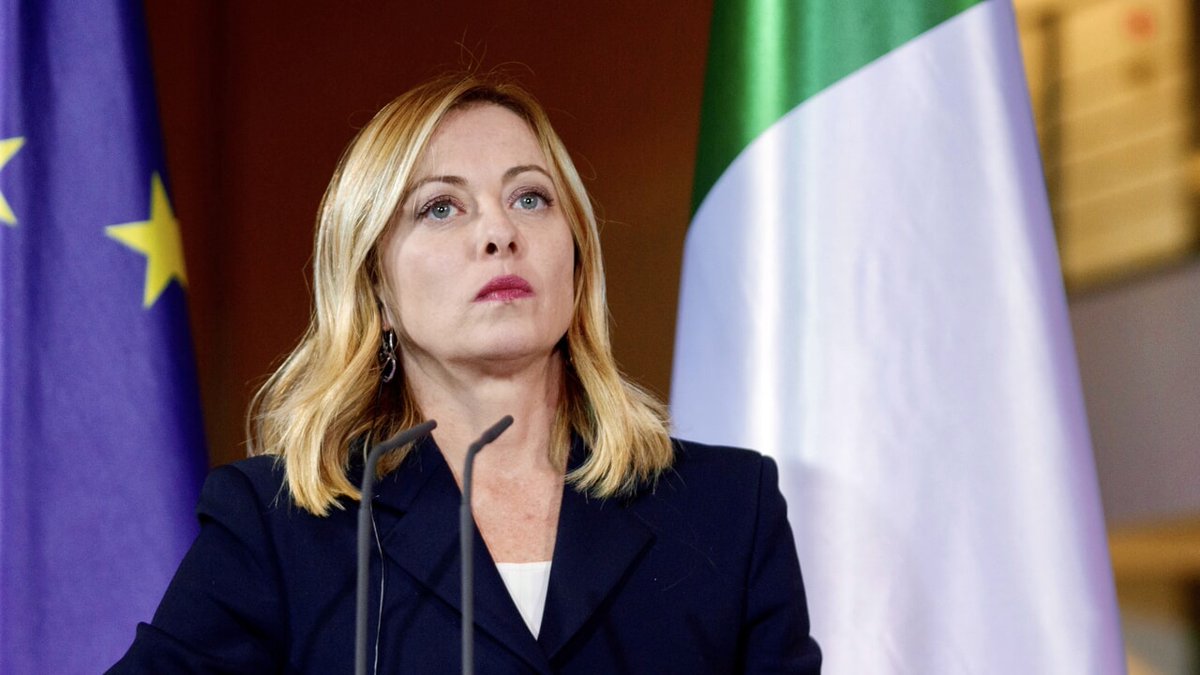 vismoglie's tweet image. ミラノ在住の中国人男性（25歳）が、インスタグラムでジョルジャ・メローニ首相の投稿に「誰か彼女の頭に弾丸を撃ち込め」という脅迫的なコメントを投稿した。これを受け、ミラノ検察が捜査を開始し、警察が男性の自宅を家宅捜索。男性は犯罪扇動の疑いで調べられているが、後日、弁護士を通じて首相宛…