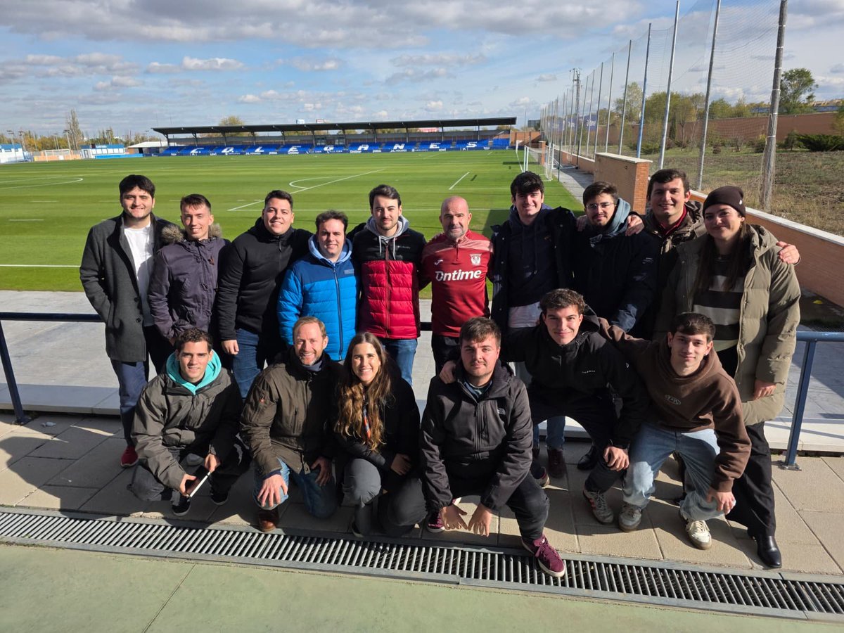 Experiencia🔝de la mano de la <a href="/fundacioncope/">Fundación COPE</a>.

Hemos podido visitar la Ciudad Deportiva 🏟️ del #CDLeganés gracias a su jefe de prensa, <a href="/MarioRuizRub/">Mario Ruiz Rubio</a>, y a <a href="/Santi_Duque/">Santi Duque</a>.

Además, estuvo con nosotros el míster Paco López, muy cercano atendiendo a nuestras preguntas.

¡Gracias!