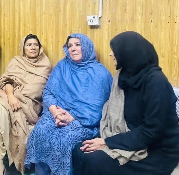 قائد اعظم کی بہن فاطمہ جناح سے لڑتے لڑتے لڑائی عمران خان کی بہنوں تک پہنچ چکی ہے
عورتوں سے لڑنا ان کا شیوا ہے یہی تاریخ بتاتی ہے😔💔
#ملاقات_سے_کیوں_ڈرتے_ہو 
<a href="/TeamiPians/">Team Insafians 𝗣𝗼𝘄𝗲𝗿</a>