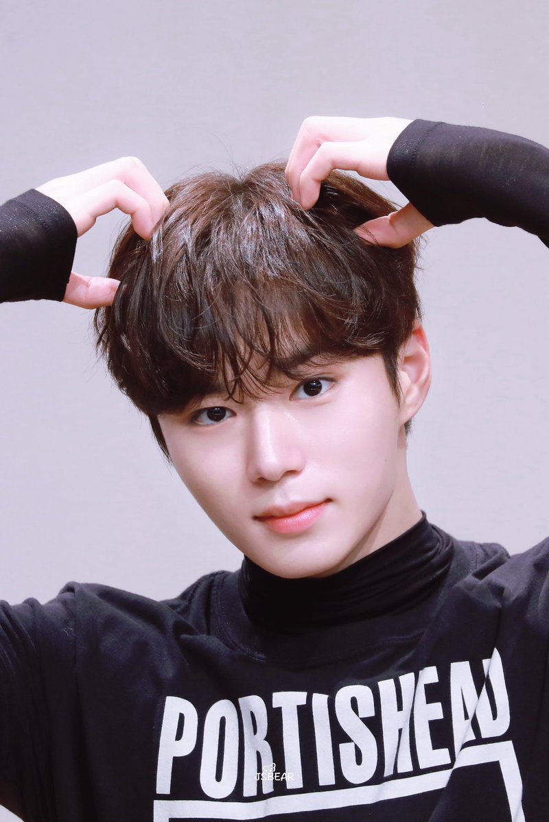 jsbear1120's tweet image. 생일 축하해요 🎉 
늘 이렇게 빛나줘서 고마워요 ✨💕

#JUNSEO #준서 #ALPHADRIVEONE #ALD1 #알파드라이브원 #준서베어 
#Blueming24thJunseo 
#준서야_오늘을_즐겨_즐기라궁 
#24歳のジュンソに花束を