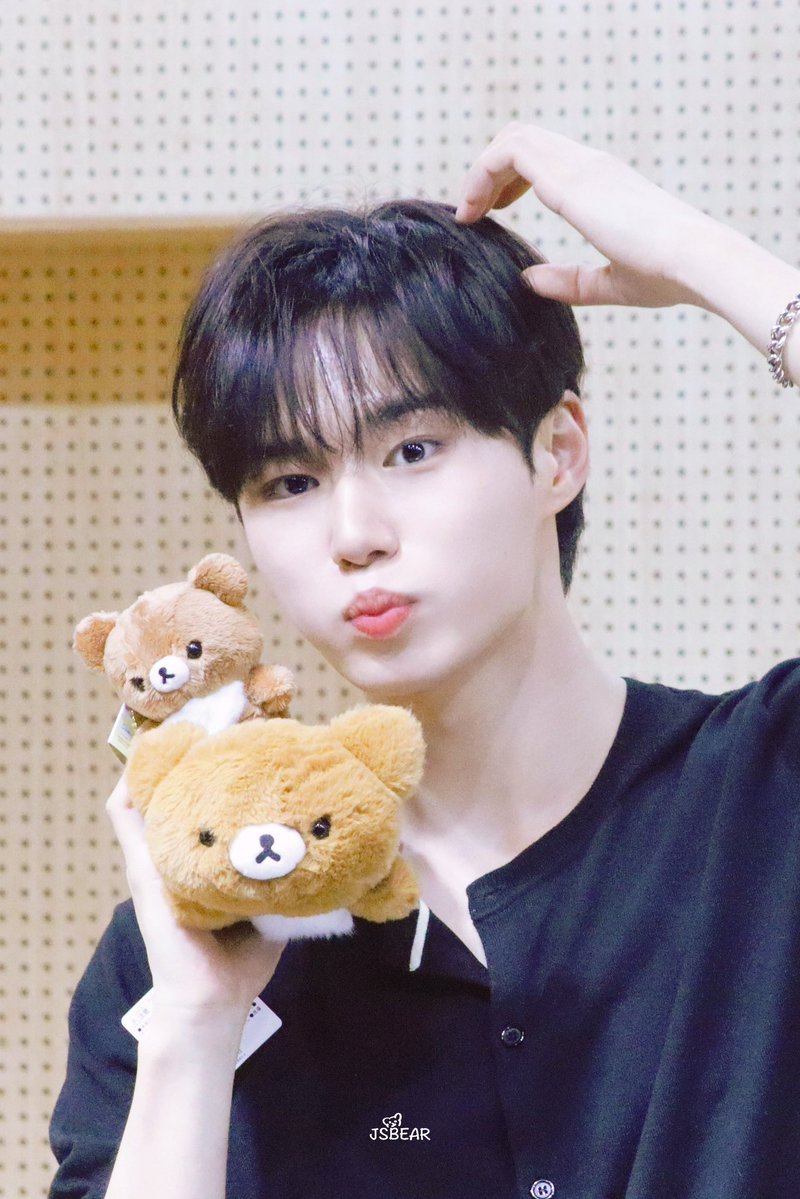 jsbear1120's tweet image. 생일 축하해요 🎉 
늘 이렇게 빛나줘서 고마워요 ✨💕

#JUNSEO #준서 #ALPHADRIVEONE #ALD1 #알파드라이브원 #준서베어 
#Blueming24thJunseo 
#준서야_오늘을_즐겨_즐기라궁 
#24歳のジュンソに花束を