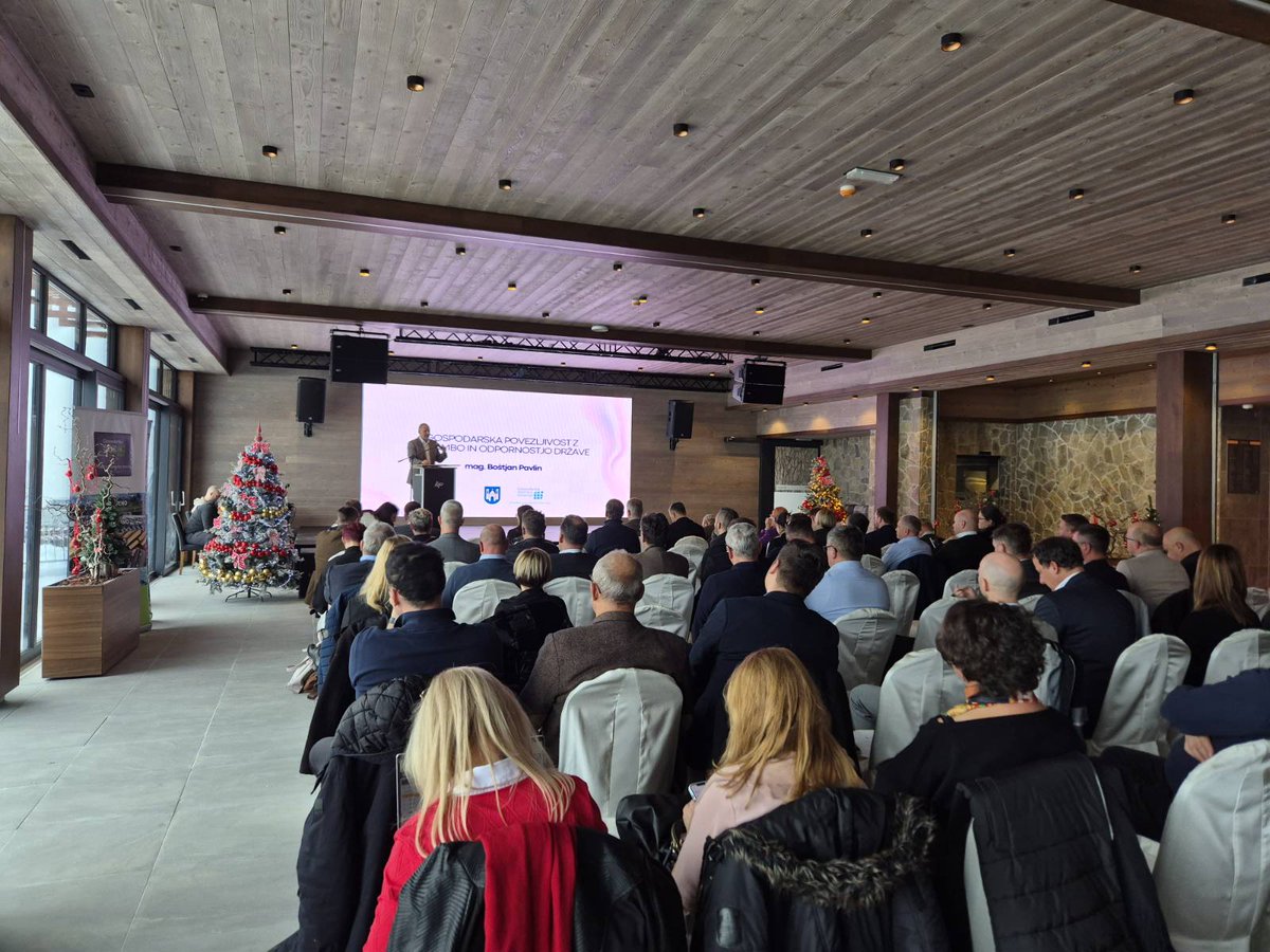 MO_RS's tweet image. Na Kopah je potekal Gospodarski forum koroške regije 2025. Državni sekretar @MO_RS Boštjan Pavlin je poudaril pomembnost povezovanja gospodarstva z obrambnim sistemom ter sodelovanja z državo in raziskovalnimi institucijami za krepitev odpornosti. 
@MGTS_gov