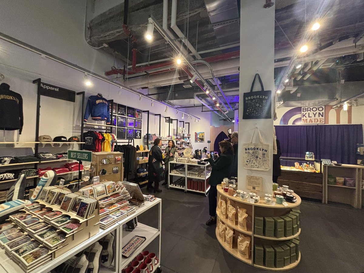 .<a href="/GovKathyHochul/">Governor Kathy Hochul</a> at #Brooklyn Made — shopping for her grandkids while touting a reduction in NYC retail theft. #NBC4NY