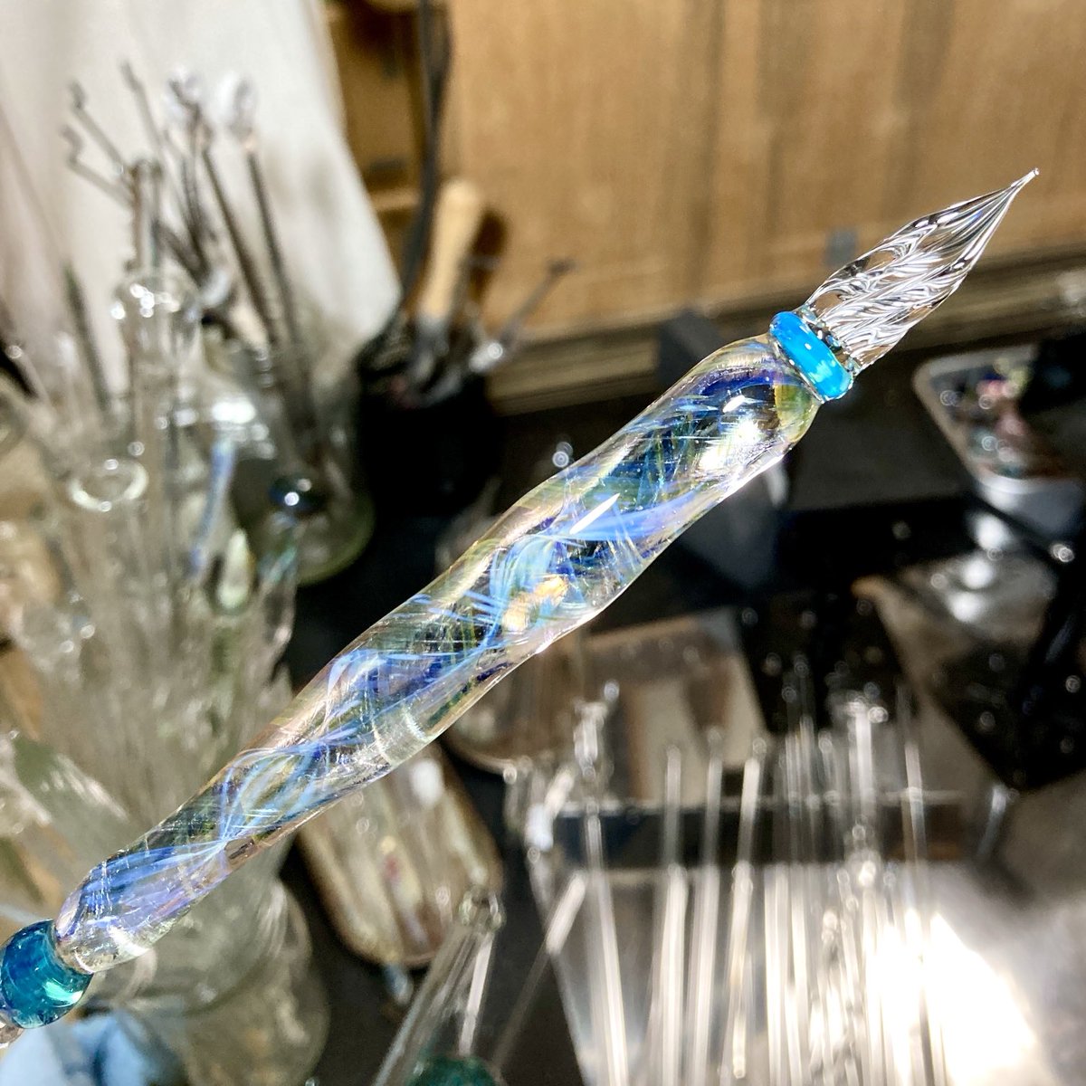 クリアベースにホワイト系色ガラスやフュームを盛ってゆるねじり🔥根本