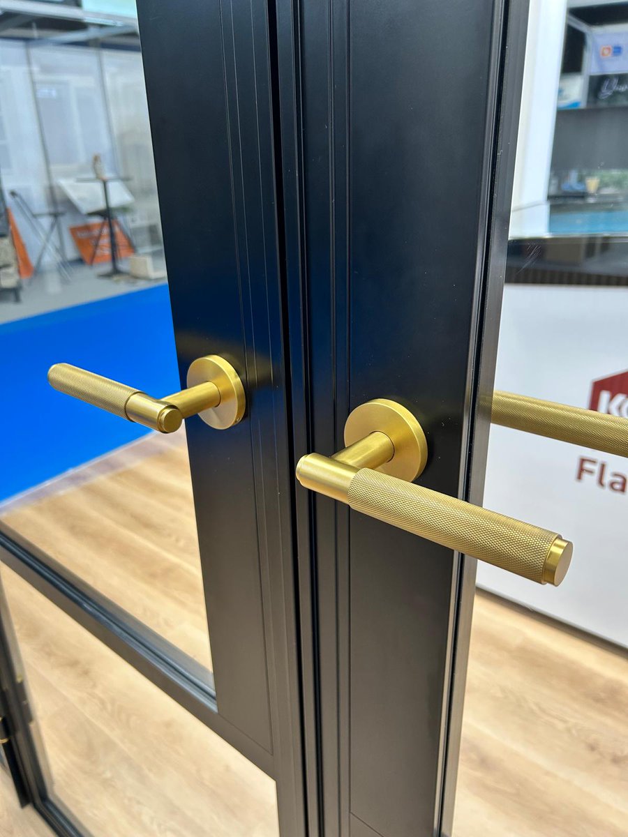 KornicheSystems's tweet image. Our New Korniche Internal Glass Partition, which was a huge hit at this years @HBR_Show is now officially available!

Find out more : korniche.co.uk/product/glass-…

#Korniche #GlassPartition #HomeRenovation #Design