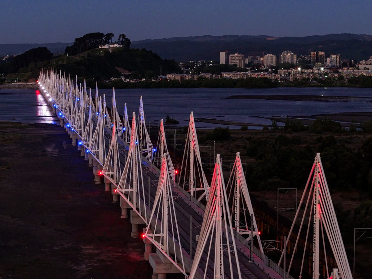 MTTChile's tweet image. A una semana de la entrada en operación del Nuevo Puente Ferroviario, aún no superamos esta hermosa postal de la Región del Biobío.

Esta moderna infraestructura sigue adelante con la misión que tuvo su predecesor, que por 136 años unió al Gran Concepción con San Pedro de La Paz.