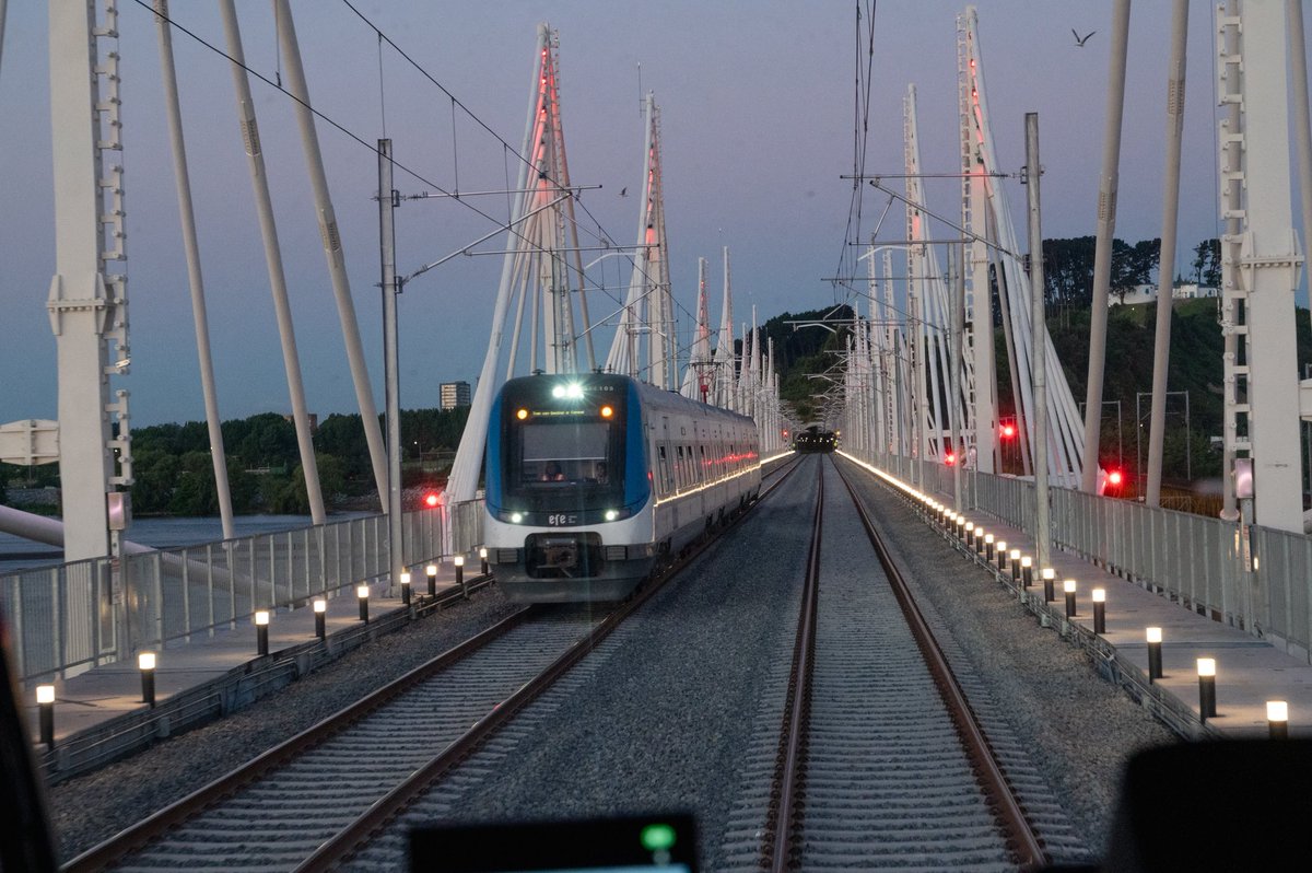 MTTChile's tweet image. A una semana de la entrada en operación del Nuevo Puente Ferroviario, aún no superamos esta hermosa postal de la Región del Biobío.

Esta moderna infraestructura sigue adelante con la misión que tuvo su predecesor, que por 136 años unió al Gran Concepción con San Pedro de La Paz.