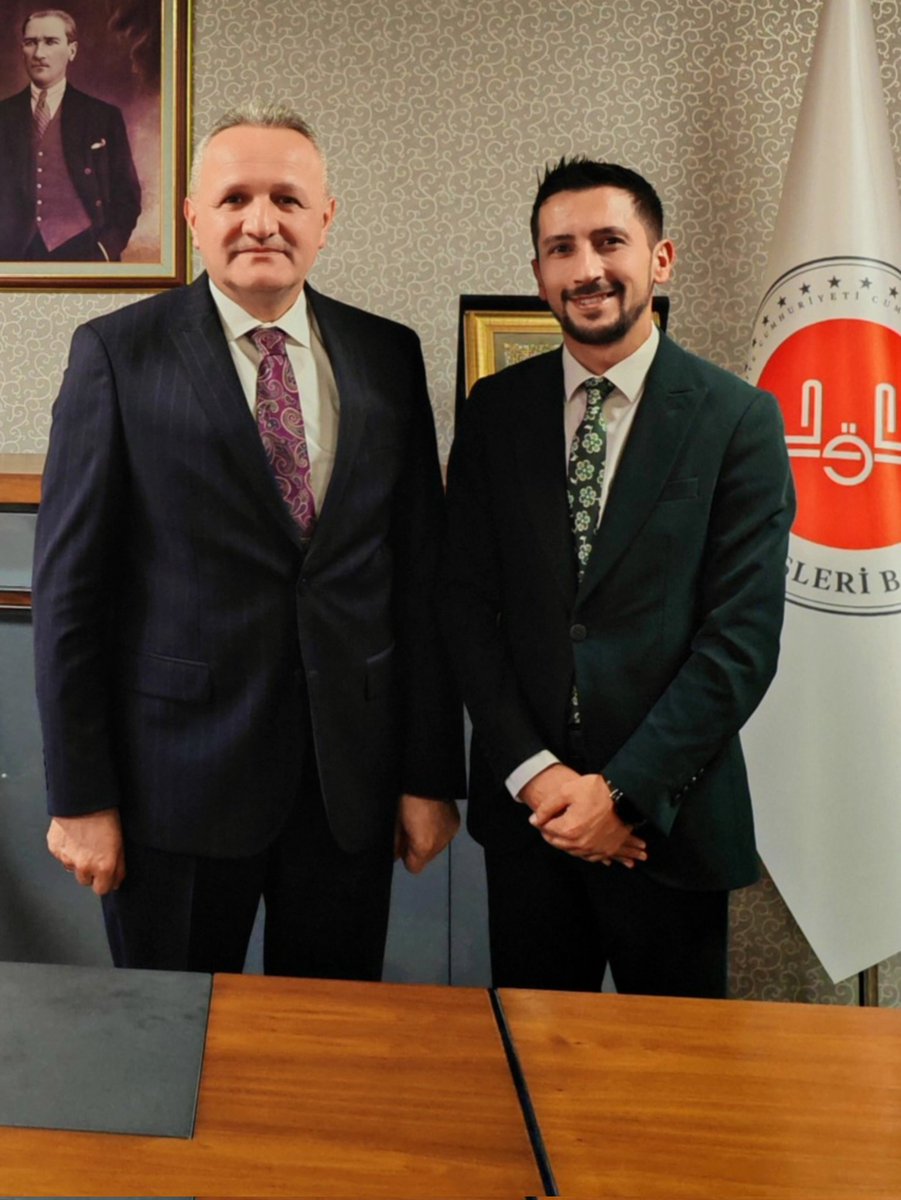 Bende çok özel bir yeri olan kıymetli hocamız Sinan Kazancı’yı, yeni görevi vesilesiyle ziyaret ederek hayırlı olsun dileklerimizi ilettik.

Yıllarca ilmiyle, gönlüyle, duruşuyla bize örnek olmuş; sohbetiyle, nasihatleriyle bizde derin izler bırakmış bir hocayı böylesine mühim