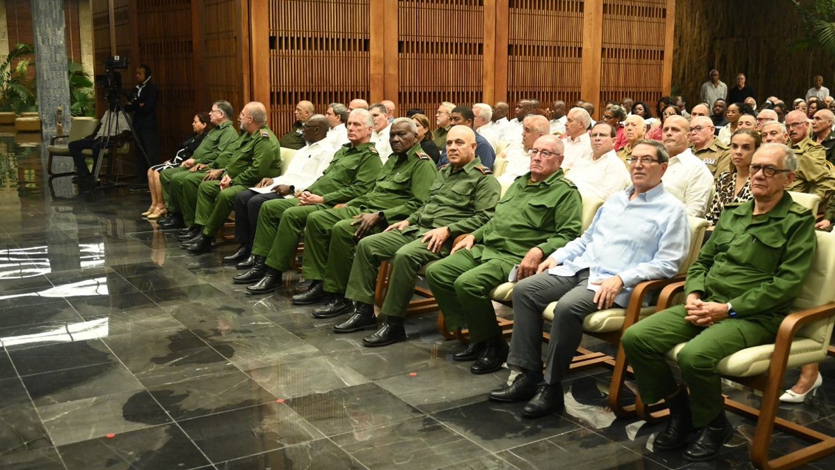 Junto a <a href="/DiazCanelB/">Miguel Díaz-Canel Bermúdez</a> y el embajador de #Angola, conmemoramos el 50 aniversario de la independencia de ese hermano país y del establecimiento de relaciones diplomáticas. Nos enorgullece que en la actualidad los vínculos entre ambas naciones sean diversos y sólidos.
