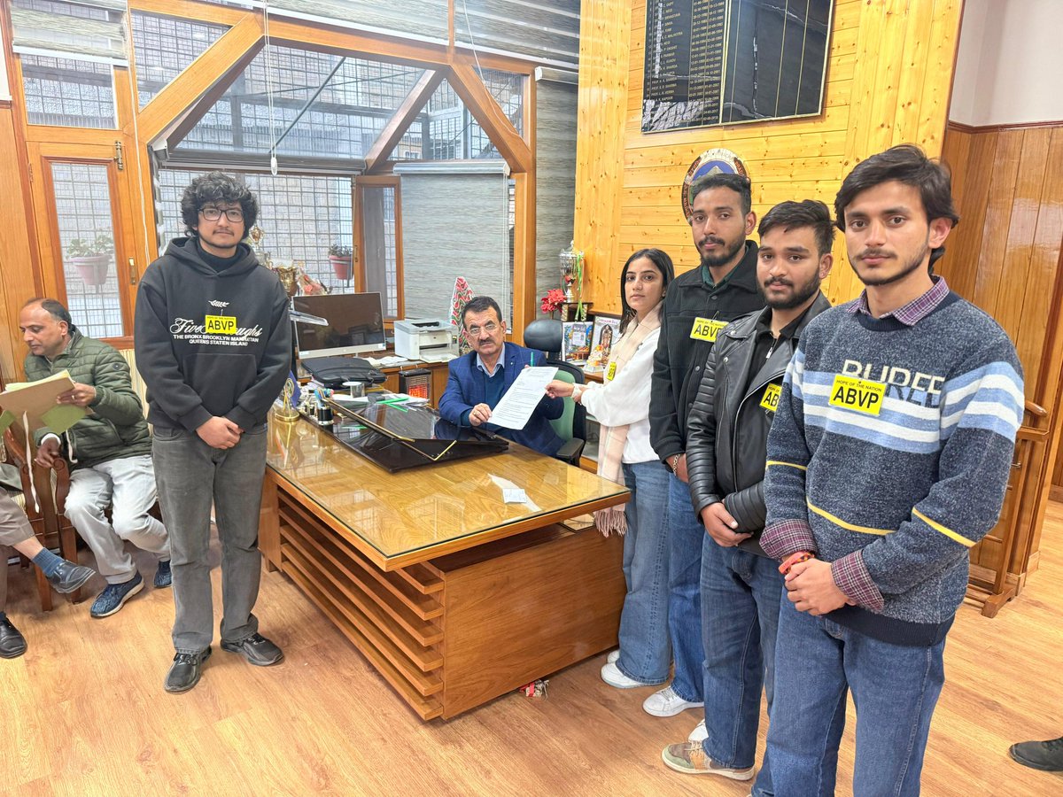 abvp4hpu's tweet image. प्रदेश में बिगड़ती शिक्षा प्रणाली के खिलाफ अभाविप हिमाचल प्रदेश विश्वविद्यालय इकाई द्वारा विश्वविद्यालय में कुलपति महोदय के माध्यम से माननीय मुख्यमंत्री जी को ज्ञापन सौंपा गया।
 #ABVPHPU