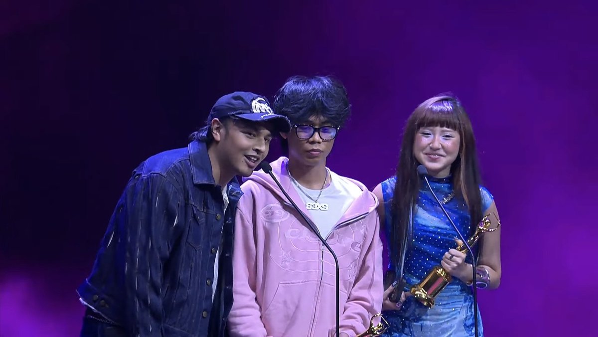 IndoPopBase's tweet image. Jemsii, Tenxi, and Naykilla accepting the #AMIAwards for Karya Produksi Terbaik Terbaik.