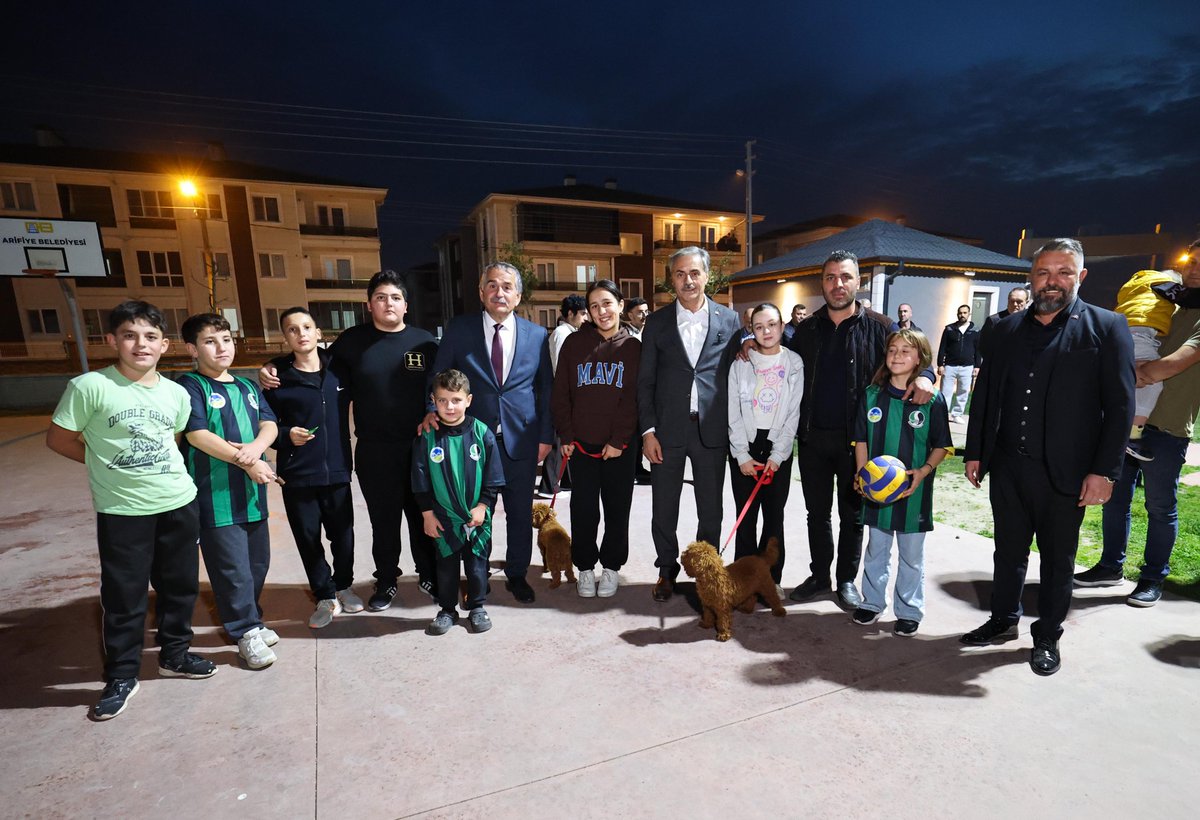 Arifiye Belediye Başkanımız İsmail Karakullukçu, AK Parti İlçe Başkanımız Fatih Yeşilyurt ve MHP İlçe Başkanı İbrahim Sert ile birlikte Hanlıköy Mahallesi Muhtarımız Mesut Arik'i ziyaret ettik. 

Muhtarımıza misafirperveliği için teşekkür ediyor, çalışmalarında kolaylıklar