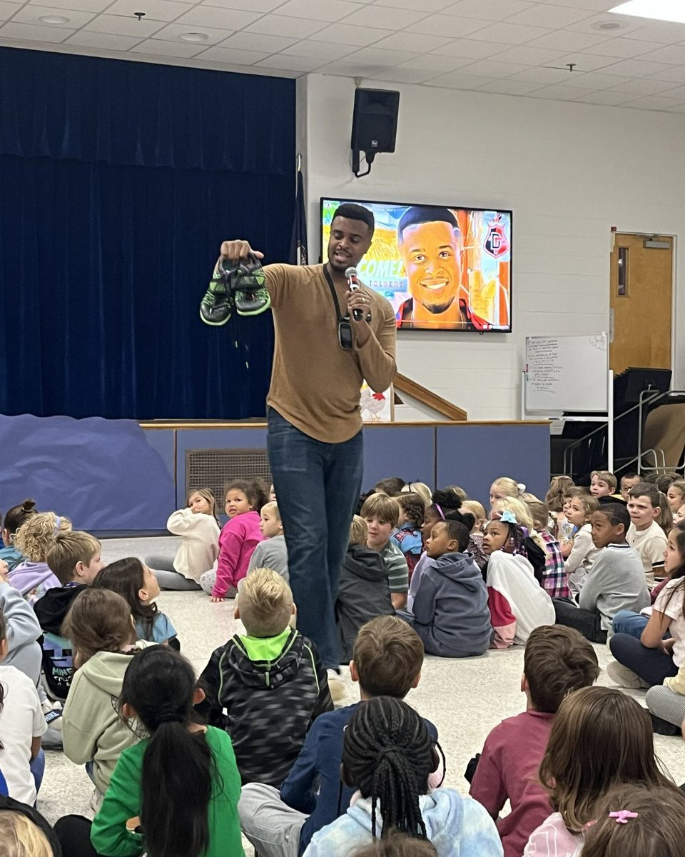 vbschools's tweet image. Ocean Lakes ES welcomed Mr. Donovan Tolbert for a presentation on resilience. He spoke to K–2 and 3–5 students in two assemblies, sharing strategies for staying confident, bouncing back, and supporting one another. 💙

#WeAreVBSchools #VBCPSProud #FutureReadyStudentsAtVBCPS