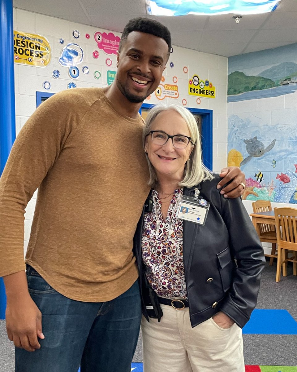 vbschools's tweet image. Ocean Lakes ES welcomed Mr. Donovan Tolbert for a presentation on resilience. He spoke to K–2 and 3–5 students in two assemblies, sharing strategies for staying confident, bouncing back, and supporting one another. 💙

#WeAreVBSchools #VBCPSProud #FutureReadyStudentsAtVBCPS