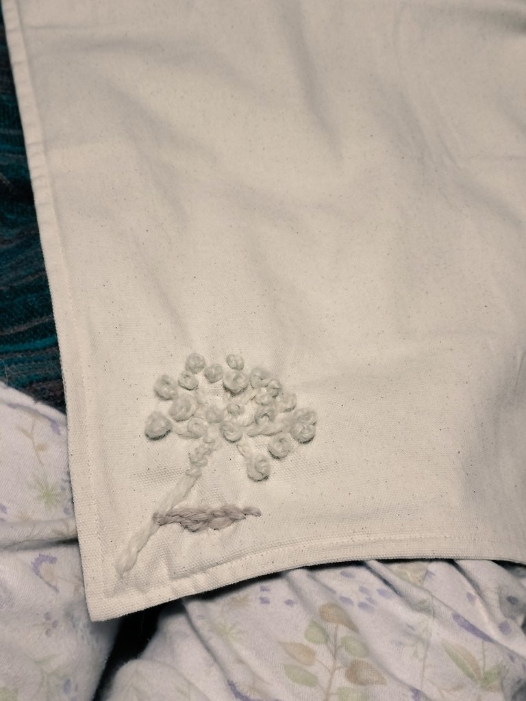 sakai2asami's tweet image. クッションカバーに毛糸で刺繍してみました🪡