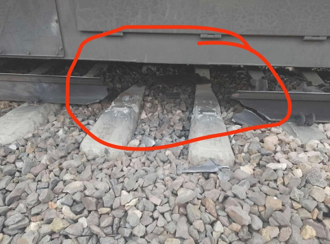 SlavFreeSpirit's tweet image. And we learn kids:

Forensic and knowledge behind wrecking trains is sirius buisnness.

This littel hole couldnt wreck the train. No way. 

So lets learn through serious science and supported with scientific experiments what can really wrecks the train. 

Spolier alert: fake news…