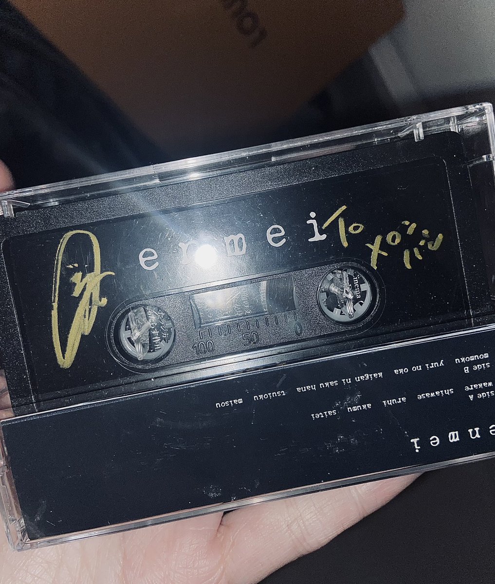 #越雲龍馬 #enmei
何個も買ったのでTOサイン入りのこれはずっとカバンに入れてるんです…なぜかお守りみたいな感じで🍀
「延命」は——越雲さんは自身も小さな泥の菩薩のように脆いのに漕ぎ続け、舟のみんなを守ろうとしている。…そんな感じがするんです
<a href="/ryomakoshikumo/">越雲龍馬</a> （ ;  ; )/🐶