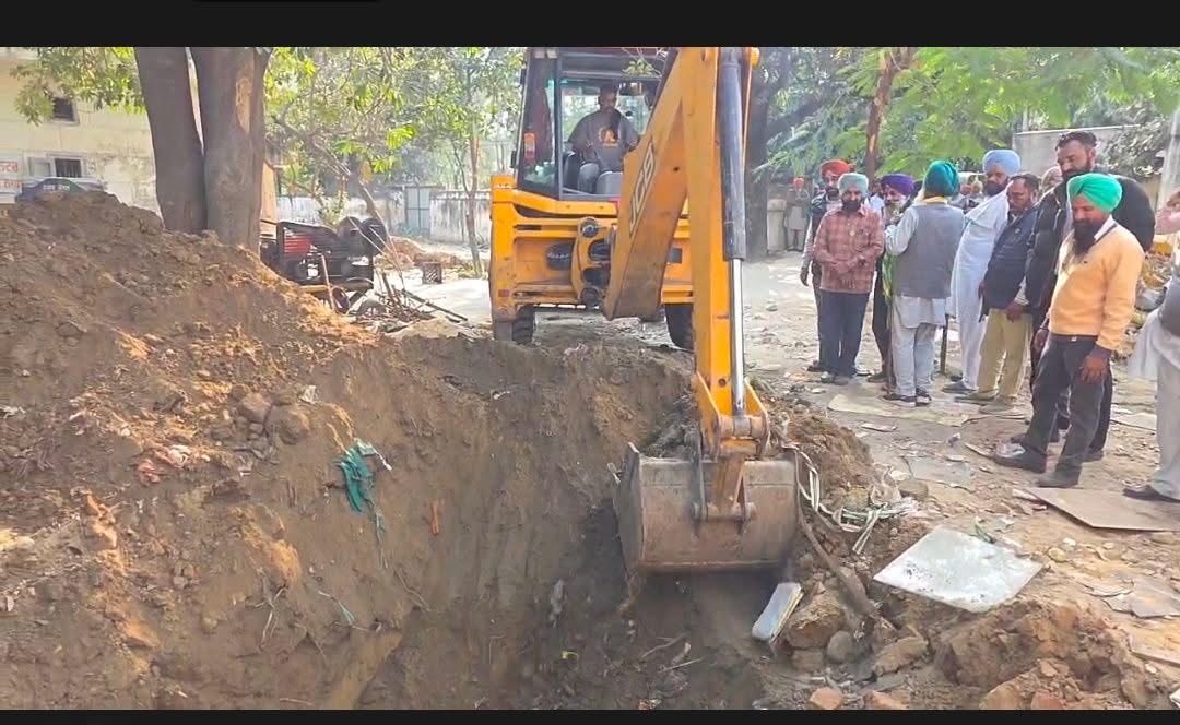 ਸਿਆਣੇ ਕਿਸਾਨ ਦੀ ਪੰਡ ਚਰੀ ਵੱਢੀ ਜਾਵੇ ਤਾਂ ਖੁਰਾ ਕੱਢਦਾ ਘਰ ਤੱਕ ਪਹੁੰਚ ਜਾਂਦੈ , ਇਹ ਤਾਂ ਫੇਰ ਵੀ ਲੋਹੇ ਦਾ ਸਮਾਨ ਸੀ। ਨਾਭੇ ਦੇ ਕਾਰਜ ਸਾਧਕ ਅਫ਼ਸਰ ਦੀ ਰਹਾਇਸ਼ ਥੱਲ੍ਹਿਓਂ ਦਫ਼ਨ ਕੀਤੀਆਂ ਟਰਾਲੀਆਂ ਆਦਿ ਦਾ ਸਮਾਨ ਕਿਸਾਨਾਂ ਨੇ ਪ੍ਰਸ਼ਾਸ਼ਨ ਦੀ ਹਾਜਰੀ ਵਿੱਚ ਕਢਵਾ ਲਿਆ। ਨਾਭਾ ਬਦਨਾਮ ਕਰ ਦਿੱਤਾ ਇਨ੍ਹਾਂ ਟਰਾਲੀ ਚੋਰਾਂ ਨੇ। ਮਿਟੂ ਗੁਰੂਸਰੀਆ