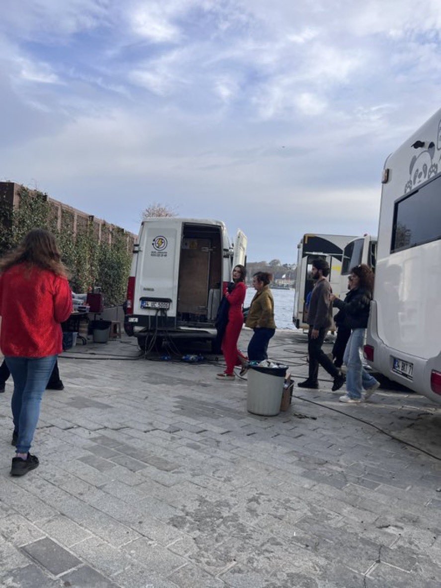 temizcagri253's tweet photo. Çekimler yavaş yavaş biterken İstanbul Ozsin nine veda ediyor, Mardin #CihAli ni de özledik https://t.co/yf1DmO5tcC