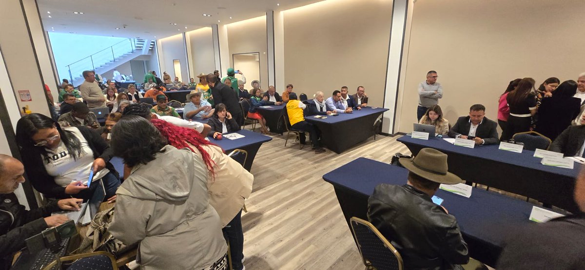 4️⃣.EJES DE UNA NUEVA POLÍTICA COMUNAL : Formación real en <a href="/SENAComunica/">SENA</a> y <a href="/ESAPOficial/">ESAP Oficial</a>
No basta con permitir inscripciones a cursos existentes.
Se necesitan rutas formativas exclusivas para comunales: formulación de proyectos, contratación, control social, gestión comunitaria.
El