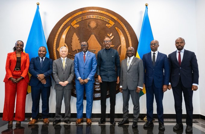 RADIOSALUS1's tweet image. Perezida Kagame, kuri uyu wa Gatatu, yakiriye Itsinda rya Banki y’Isi riyobowe na Perezida wayo mu Karere ka Afurika yo Hagati n’iy’Amajyepfo, Ndiamé Diop.  
Baganiriye ku bufatanye busanzwe hagati y’u Rwanda na Banki y’Isi.
#SalusAmakuru