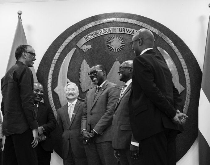 RADIOSALUS1's tweet image. Perezida Kagame, kuri uyu wa Gatatu, yakiriye Itsinda rya Banki y’Isi riyobowe na Perezida wayo mu Karere ka Afurika yo Hagati n’iy’Amajyepfo, Ndiamé Diop.  
Baganiriye ku bufatanye busanzwe hagati y’u Rwanda na Banki y’Isi.
#SalusAmakuru
