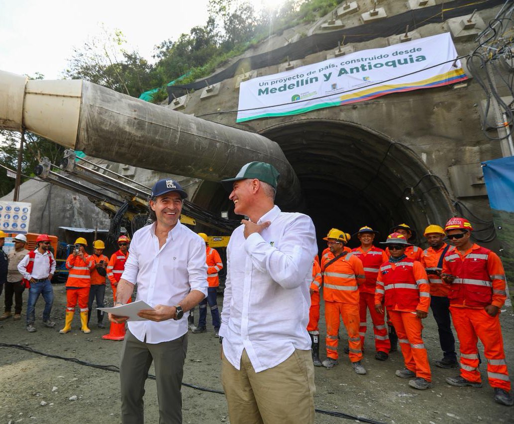 FicoGutierrez's tweet image. Un proyecto de país, construido desde Medellín y Antioquia🇨🇴.

Junto al gobernador @AndresJRendonC anunciamos que el Túnel del Toyo ya es una realidad: el Tramo 1 está al 99% y el Tramo 2, donde asumimos lo que era responsabilidad del Gobierno Nacional, tiene un avance del 60 %.…