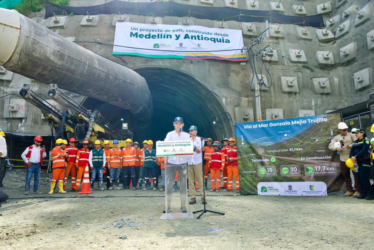 FicoGutierrez's tweet image. Un proyecto de país, construido desde Medellín y Antioquia🇨🇴.

Junto al gobernador @AndresJRendonC anunciamos que el Túnel del Toyo ya es una realidad: el Tramo 1 está al 99% y el Tramo 2, donde asumimos lo que era responsabilidad del Gobierno Nacional, tiene un avance del 60 %.…