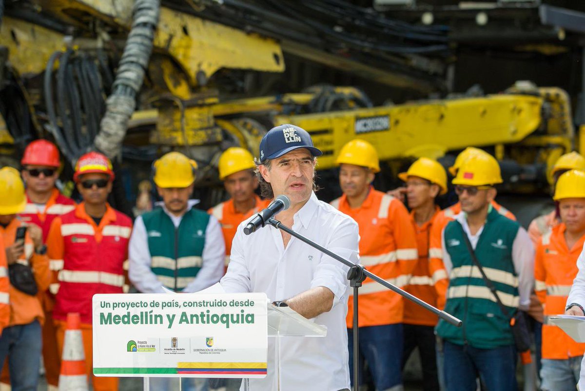 FicoGutierrez's tweet image. Un proyecto de país, construido desde Medellín y Antioquia🇨🇴.

Junto al gobernador @AndresJRendonC anunciamos que el Túnel del Toyo ya es una realidad: el Tramo 1 está al 99% y el Tramo 2, donde asumimos lo que era responsabilidad del Gobierno Nacional, tiene un avance del 60 %.…