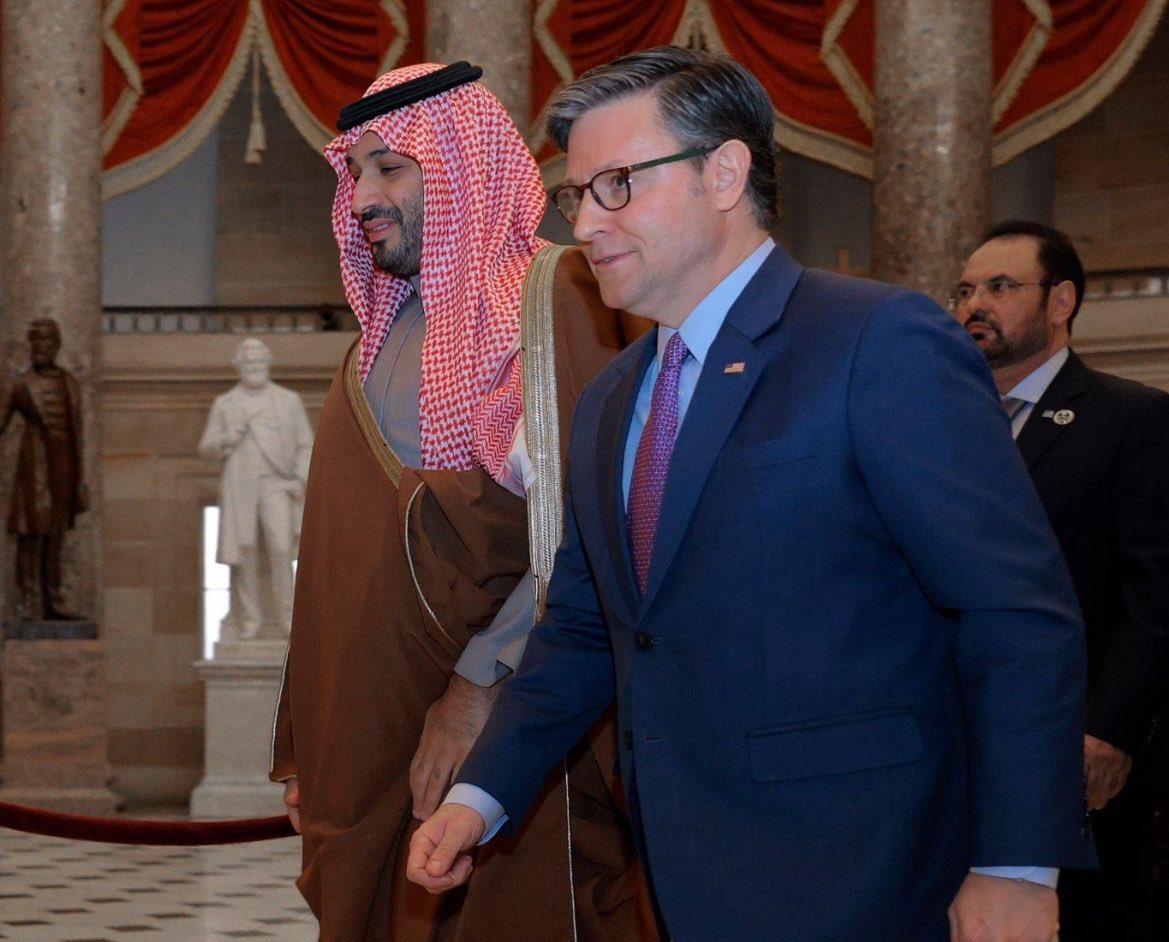 tmrrah9's tweet photo. #تمرة💢|| صور:

"ضمن الإحتفاء الكبير بقدومه"

ولي العهد السعودي🇸🇦يدخل قبل قليل مبنى الكونغرس الأمريكي وفي مقدمه مستقبليه رئيس مجلس النواب https://t.co/WNtfsFo8So