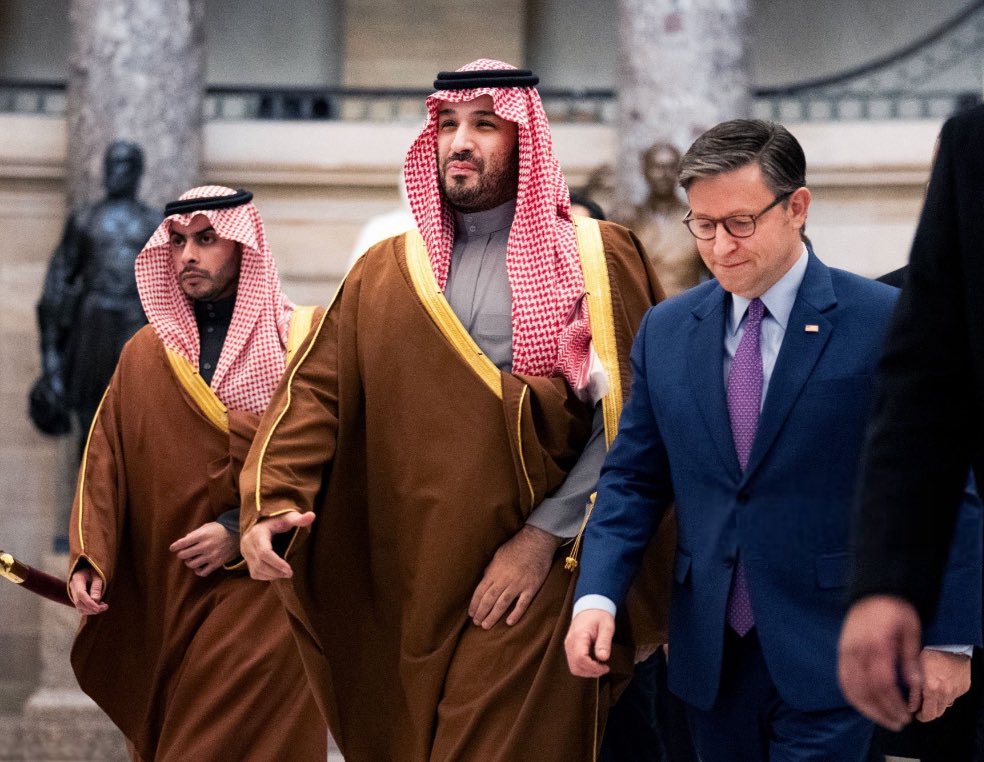 tmrrah9's tweet photo. #تمرة💢|| صور:

"ضمن الإحتفاء الكبير بقدومه"

ولي العهد السعودي🇸🇦يدخل قبل قليل مبنى الكونغرس الأمريكي وفي مقدمه مستقبليه رئيس مجلس النواب https://t.co/WNtfsFo8So