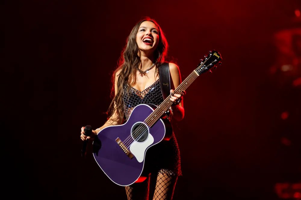 “scared of my guitar” had its BIGGEST DAY in nearly 8 MONTHS on Spotify yesterday. (November 18, 2025)

Nov. 17 — 86,527 [+2.01%]
Nov. 18 — 106,758 [+23.38%]
Nov. 19 — 135,674 [+27.09%]

Total: 88,097,965 [+135,674]