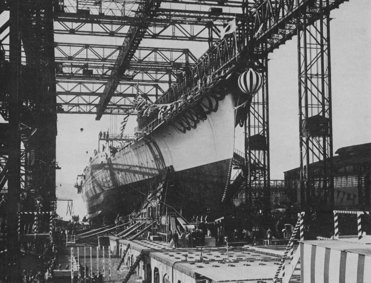 #日本海軍
進水直前の軽巡洋艦鈴谷