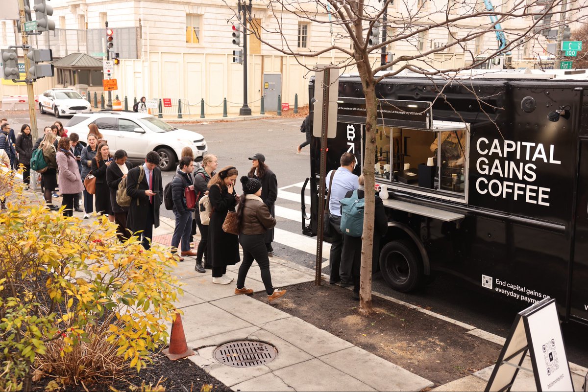 janessalopez__'s tweet image. Spreading the word with @blocks on Capitol Hill! Line hasn’t slowed down all morning with staffers + appearances from several policymakers. 

Let the people pay with bitcoin. 🗣️
End capital gains on everyday payments.