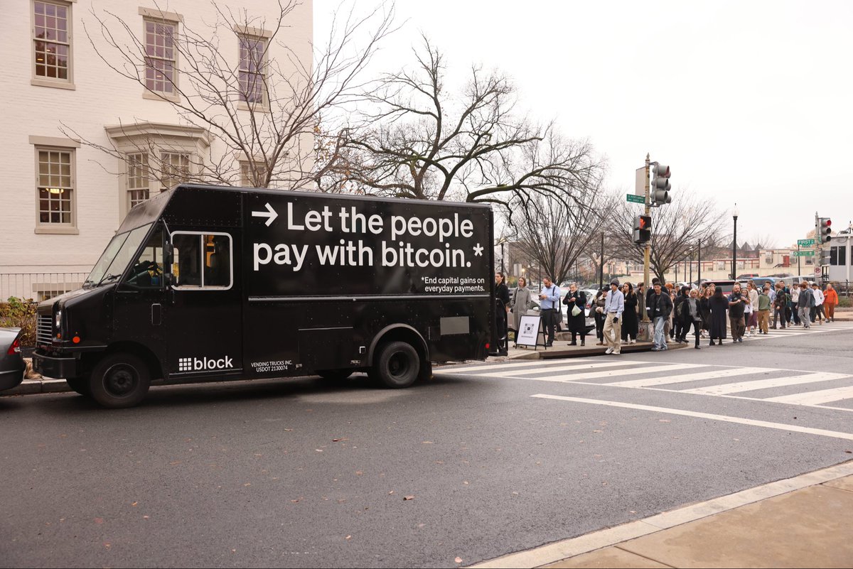 janessalopez__'s tweet image. Spreading the word with @blocks on Capitol Hill! Line hasn’t slowed down all morning with staffers + appearances from several policymakers. 

Let the people pay with bitcoin. 🗣️
End capital gains on everyday payments.