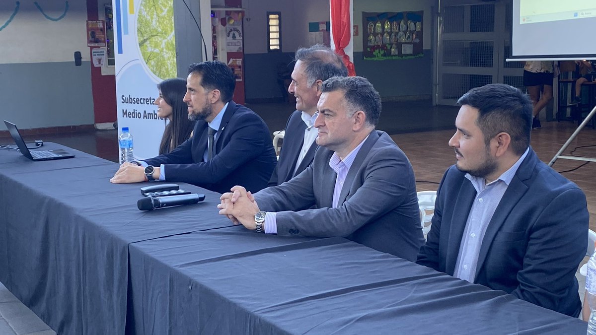 AlbarracinDif's tweet photo. 🌱 HUELLA VERDE | Formación docente para el cuidado del ambiente
Hoy en Las Talitas dimos inicio a una capacitación gratuita, con puntaje docente y modalidad presencial + virtual, coordinada desde la Escuela de Gobierno. https://t.co/Tsq4YxsidF