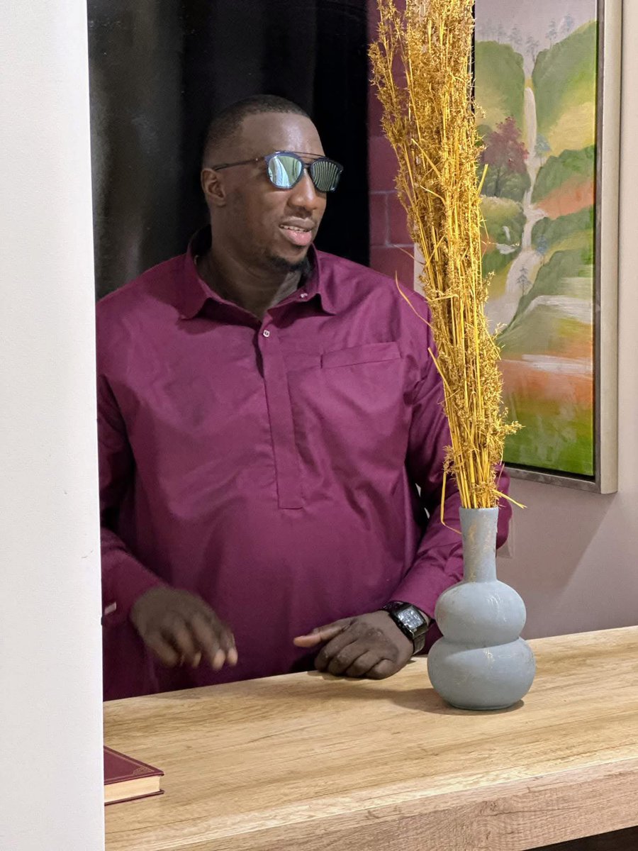 Je parle aujourd’hui non pas en simple citoyen, mais en ancien garde du corps, quelqu’un qui a servi, protégé, veillé dans l’ombre avec loyauté et discipline.
J’ai connu les couloirs du pouvoir, les heures de tension, les sacrifices silencieux qu’on fait par amour du pays. J’ai