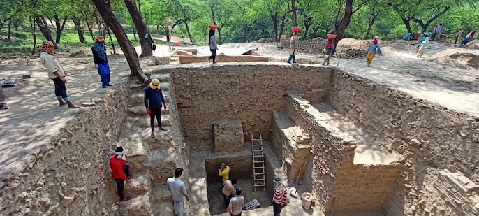 PrasunNagar's tweet image. Hastinapur... The city of Kauravas &amp;amp; Pandavas.... Where the main setting of The Mahabharat developed. 

-- The city was destroyed by the floods in the Ganga, in c. 800 BCE;

-- Reconstructed again in c. 500 BCE, destroyed by fire in c. 200 BCE;

-- Again reconstructed in c. 150…