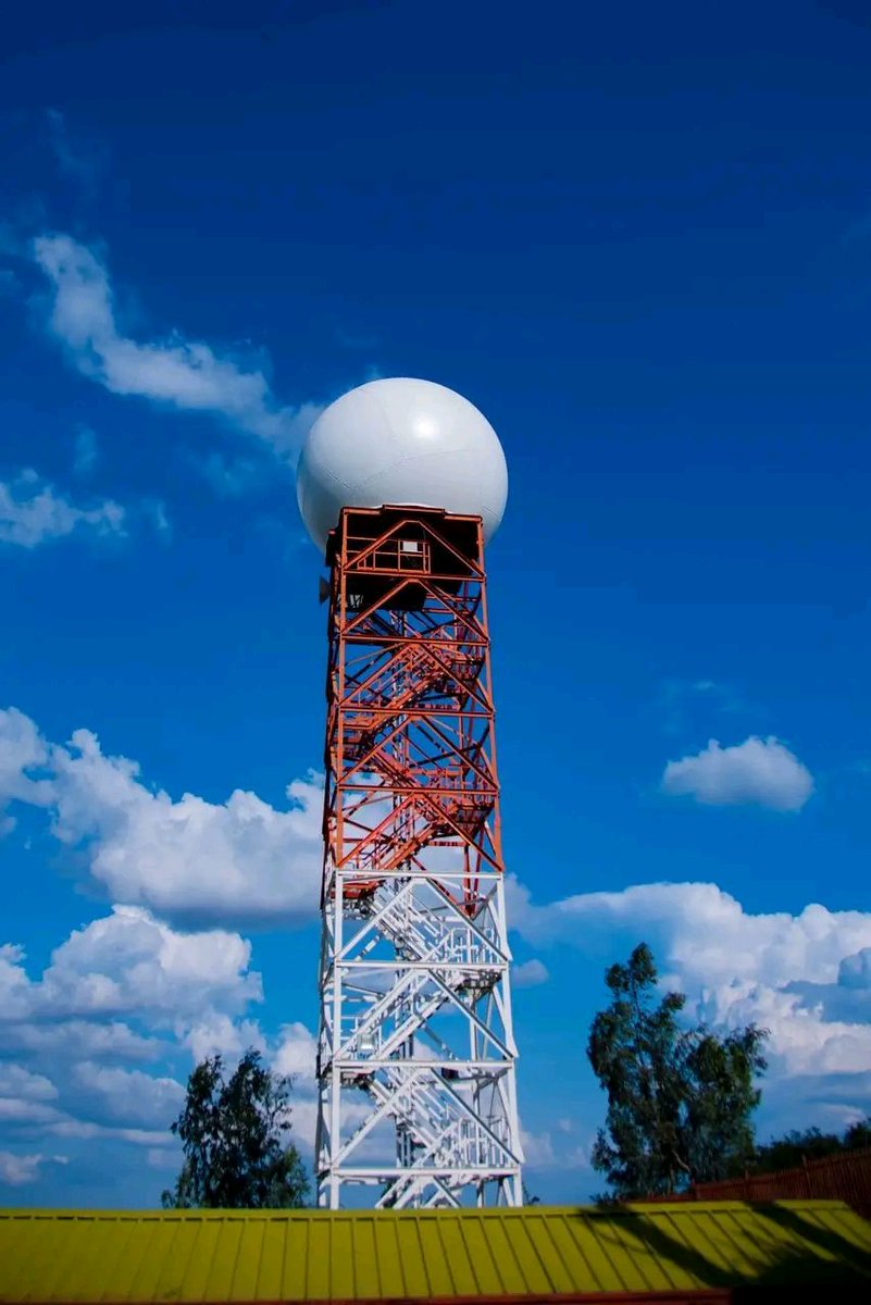RDCVOIXDELAPAIX's tweet image. 📸Photos :

Voici le radar du Rwanda, situé à Maranyundo dans le district de Bugesera.

C’est un appareil très important utilisé pour collecter différentes informations sur le climat et la météo.

@MeteoRwanda