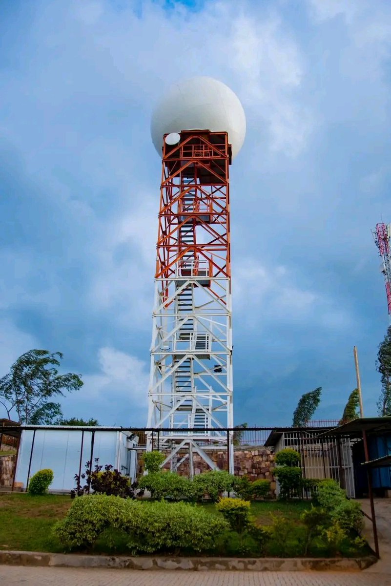 RDCVOIXDELAPAIX's tweet image. 📸Photos :

Voici le radar du Rwanda, situé à Maranyundo dans le district de Bugesera.

C’est un appareil très important utilisé pour collecter différentes informations sur le climat et la météo.

@MeteoRwanda