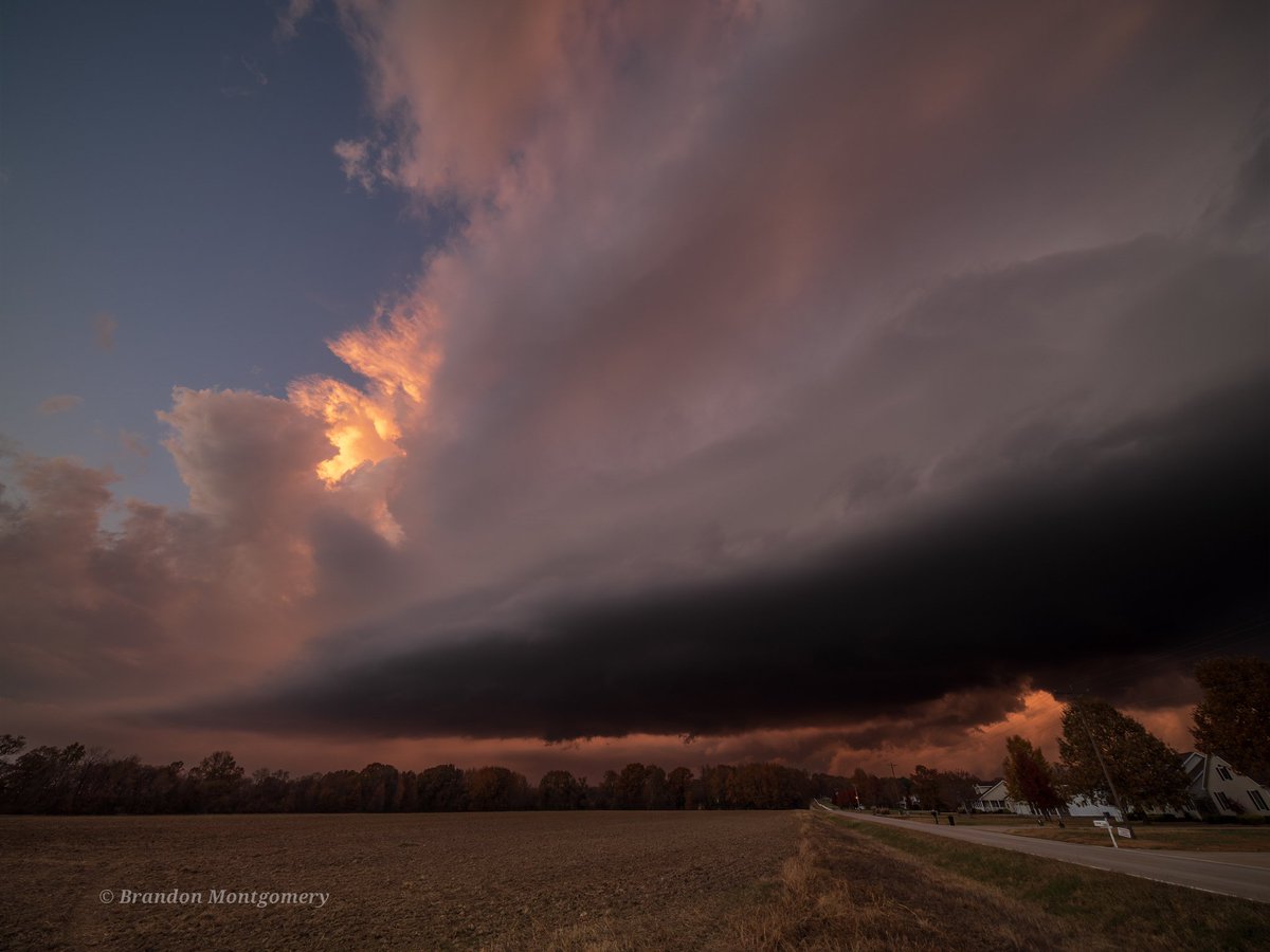 What a beautifully structured November supercell that occurred over southeastern Missouri last night!💯 Pretty classic and impressive for mid November!
<a href="/ben_williams_wx/">Ben Williams</a>
<a href="/BrandonCopicWx/">Brandon Copic</a> <a href="/CoreyGerkenWX/">Corey Gerken</a> <a href="/ryanhallyall/">Ryan Hall, Y’all</a> <a href="/WxWiseApp/">WeatherWise.app</a> <a href="/GarrettT_WX/">Meteorologist Garrett Thompson</a> <a href="/ReedTimmerUSA/">Reed Timmer, PhD</a> <a href="/PappenheimWx/">Jaden Pappenheim</a>