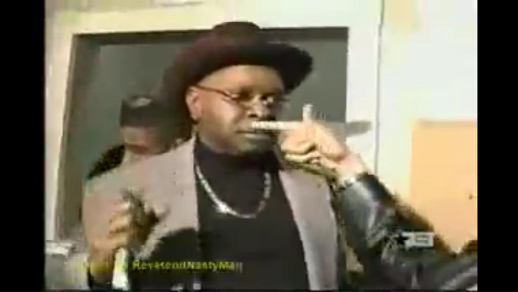 Women prefer “I’m tryna kick it tonight. So baby tell me what that thang smell like”