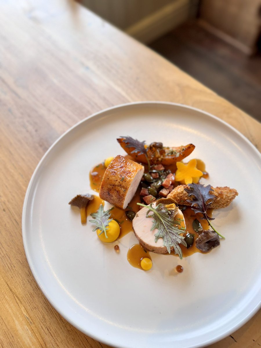 TheKentishHare's tweet image. Guinea fowl - Delicia pumpkin, chanterelle, Fino sherry
#maincourse #alacarte #guineafowl #seasonalfood #kent #kentrestaurant #top50gastropubs #michelinguide #thekentishhare