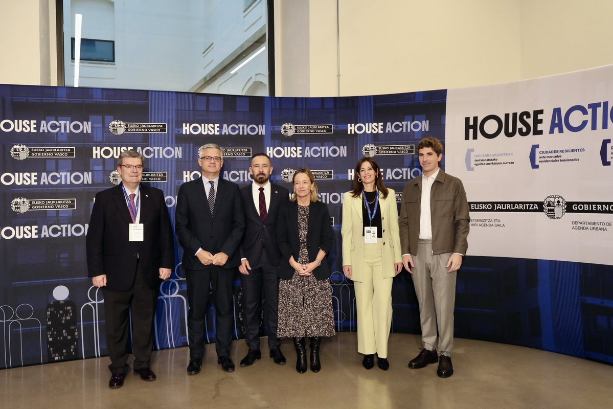 metxebarria_vg's tweet image. En #HouseAction pude explicar cómo estamos afrontando en #VitoriaGasteiz uno de los retos más complejos: garantizar el acceso a la vivienda 🏘️. Nuestro Plan de Choque avanza con nuevas promociones públicas, rehabilitación intensiva y la aplicación de la zona tensionada para…